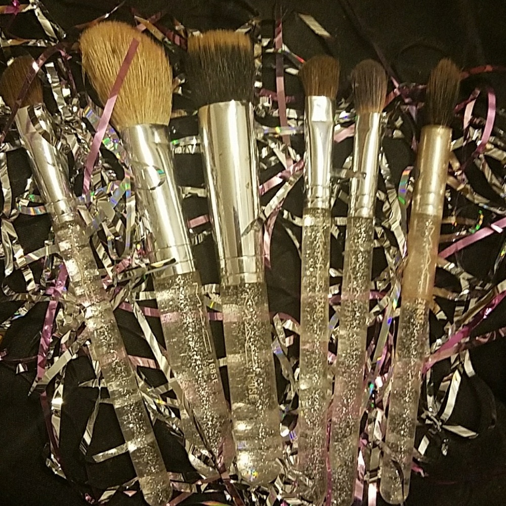 6 beuty brushes - Picture 2 of 3